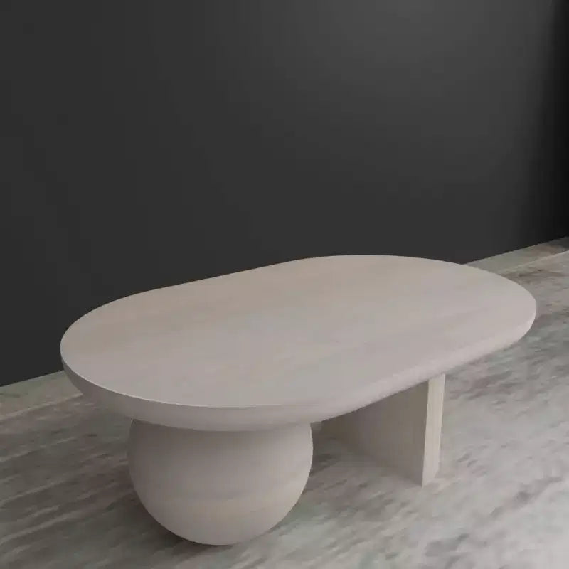 Table basse ovale en manguier de 38 po avec pieds sphériques, blanc délavé