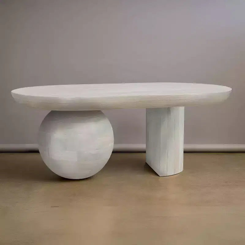 Table basse ovale en manguier de 38 po avec pieds sphériques, blanc délavé
