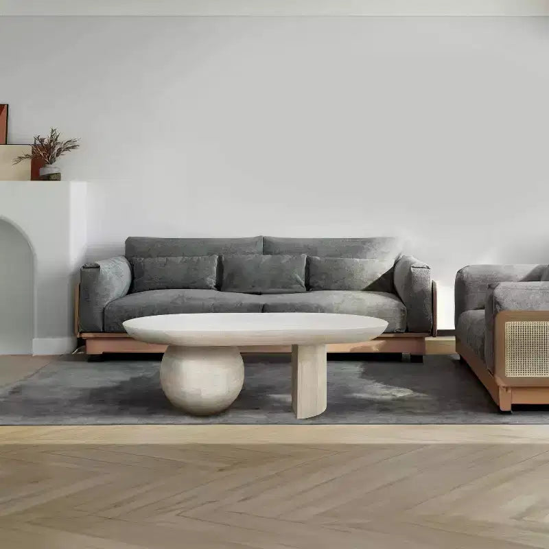 Table basse ovale en manguier de 38 po avec pieds sphériques, blanc délavé