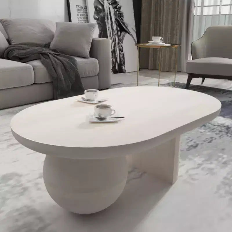 Table basse ovale en manguier de 38 po avec pieds sphériques, blanc délavé