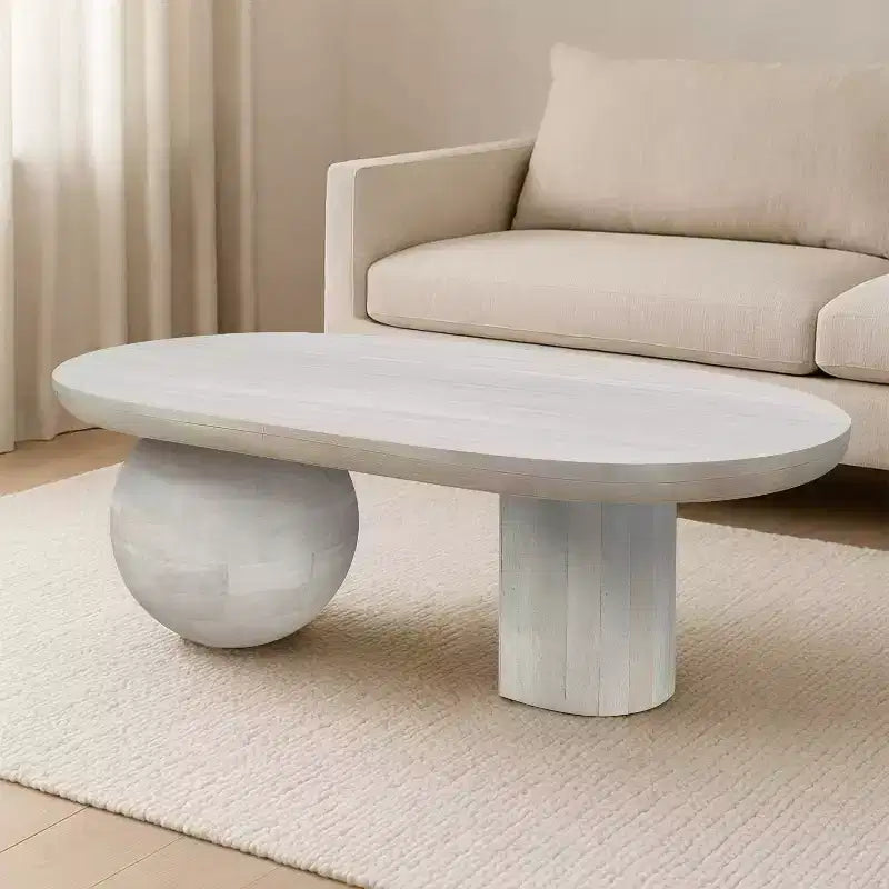 Table basse ovale en manguier de 38 po avec pieds sphériques, blanc délavé