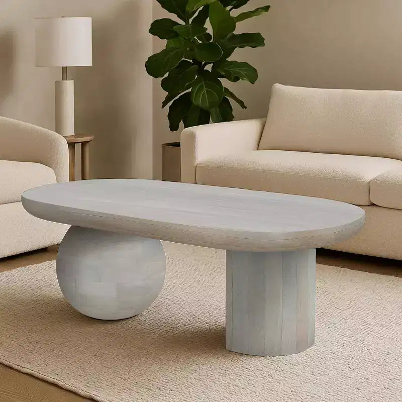 Table basse ovale en manguier de 38 po avec pieds sphériques, blanc délavé
