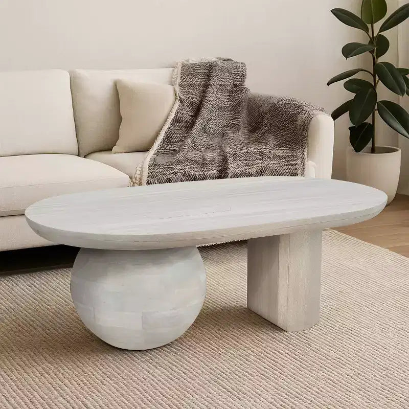 Table basse ovale en manguier de 38 po avec pieds sphériques, blanc délavé