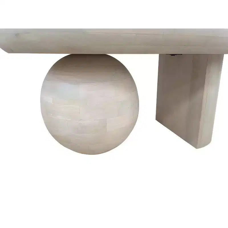 Table basse ovale en manguier de 38 po avec pieds sphériques, blanc délavé