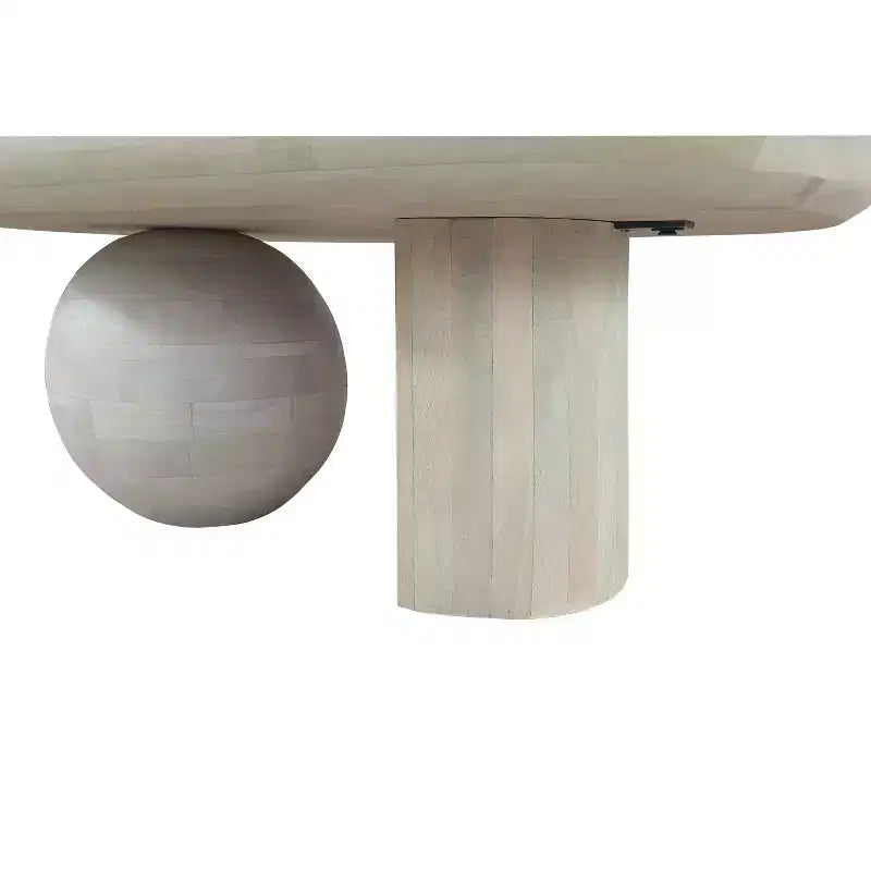 Table basse ovale en manguier de 38 po avec pieds sphériques, blanc délavé