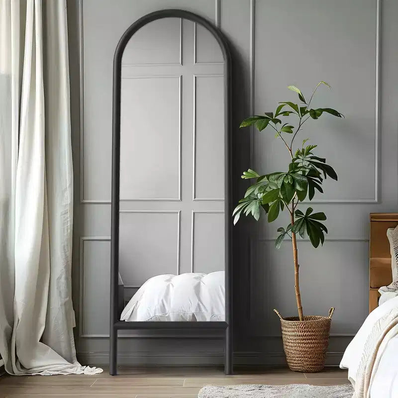 Miroir pleine longueur à cadre en bois, dessus arqué, inclinable