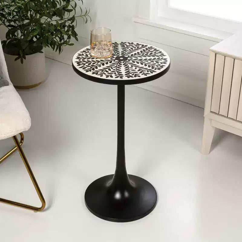 Table d'appoint ronde moderne bohème 63,5 cm en métal et résine incrustée