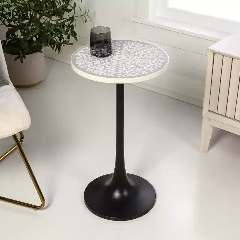 Table d'appoint ronde moderne bohème 63,5 cm en métal et résine incrustée