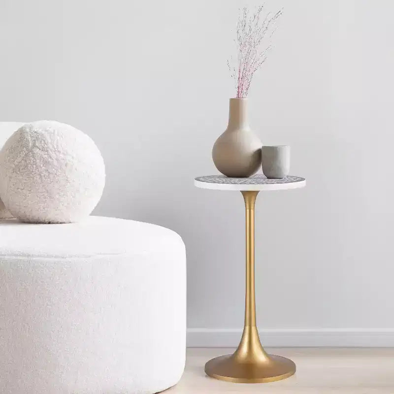 Table d'appoint ronde moderne bohème 63,5 cm en métal et résine incrustée