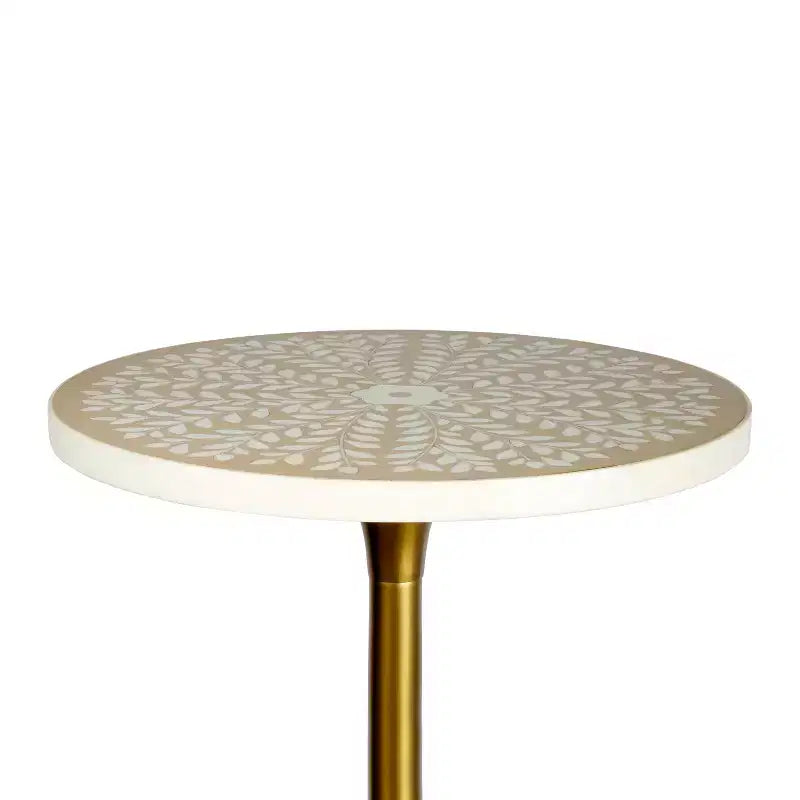 Table d'appoint ronde moderne bohème 63,5 cm en métal et résine incrustée